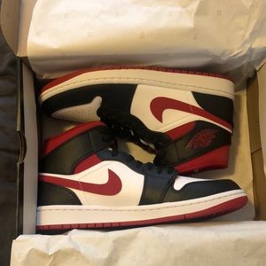 Air Jordan 1 Mids Men’s 9.5 New with box